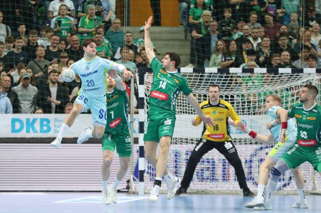 Handball DAIKIN HBL, SC DHfK Leipzig - VfL Gummersbach; 16.04.2026 Ludvig Hallbäck (20, VfL Gummersbach) in der Luft, Marko Mamic (14, SC DHfK Leipzig) springt mit hoch. Handball, DAIKIN HBL, 1. Bundesliga, Saison 2025 2026, 21. Spieltag (Nachholer): SC DHfK Leipzig vs. VfL Gummersbach am 16.04.2026 in der Quarterback Immobilien Arena Leipzig. Copyright: xBEAUTIFULxSPORTS JanxKaeferx