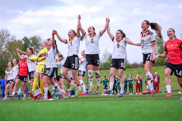 16.04.2026, Essen, Fußball, UEFA Womens UNDER 19 Championship qualification, Germany - France, Stadion Uhlenkrug, Saison 2025 2026: Abschlussjubel nach dem 2:1 Sieg der deutschen Nationalmannschaft. v.l. Lany Mia Bäcker (Deutschland U19 13) Leni Eggert (Deutschland U19 11) Janne Krumme (Deutschland U19 01) Laila Portella (Deutschland U19 19) Zoe Schick (Deutschland U19 07) Felicia Sophie Sträßer (Deutschland U19 02) Leonie Köpp (Deutschland U19 09) Helen Börner (Deutschland U19 17) Maria Penner (Deutschland U19 14) DFB regulations prohibit any use of photographs as image sequences and or quasi-video. Nordrhein-Westfalen Deutschland