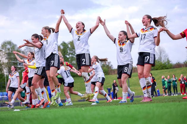 16.04.2026, Essen, Fußball, UEFA Womens UNDER 19 Championship qualification, Germany - France, Stadion Uhlenkrug, Saison 2025 2026: Abschlussjubel nach dem 2:1 Sieg der deutschen Nationalmannschaft. v.l. Lany Mia Bäcker (Deutschland U19 13) Leni Eggert (Deutschland U19 11) Janne Krumme (Deutschland U19 01) Laila Portella (Deutschland U19 19) Zoe Schick (Deutschland U19 07) Felicia Sophie Sträßer (Deutschland U19 02) Leonie Köpp (Deutschland U19 09) Helen Börner (Deutschland U19 17) Maria Penner (Deutschland U19 14) DFB regulations prohibit any use of photographs as image sequences and or quasi-video. Nordrhein-Westfalen Deutschland