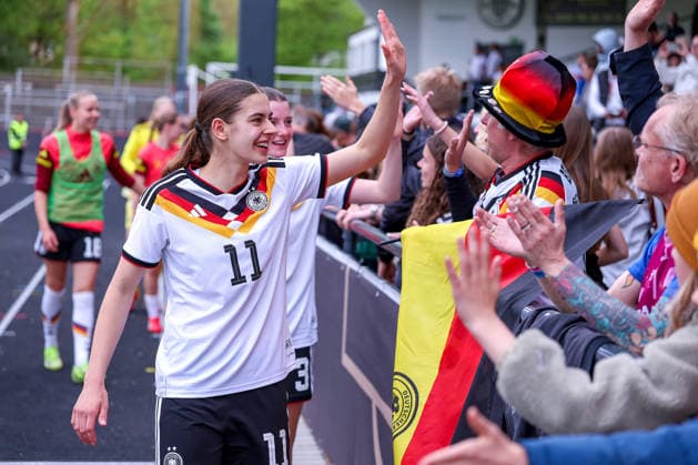 16.04.2026, Essen, Fußball, UEFA Womens UNDER 19 Championship qualification, Germany - France, Stadion Uhlenkrug, Saison 2025 2026: Abschlussjubel nach dem 2:1 Sieg der deutschen Nationalmannschaft. Die Spielerinnen klatschen sich mit den Fans am Zaun ab. Zuschauer Besucher Leni Eggert (Deutschland U19 11) DFB regulations prohibit any use of photographs as image sequences and or quasi-video. Nordrhein-Westfalen Deutschland