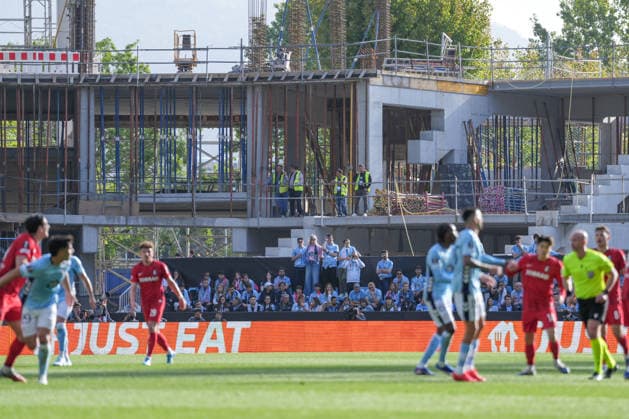 Spanien, Fussball, UEFA Europa League, Viertelfinale, Rückspiel, 2025 2026, RC Celta de Vigo vs. SC Freiburg, 16.04.2026, Estadio Balaidos, Vigo, Bauarbeiter auf der Stadionbaustelle schauen das Spiel Vigo Estadio Balaidos Galicien, Pontevedra Spanien Copyright: xArnexAmbergx