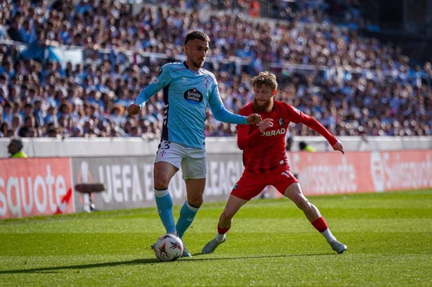 Spanien: Fussball UEFA Europa-League 2025 - 2026, Viertelfinale (Rückspiel) - Celta Vigo vs SC Freiburg - Balaidos (Vigo): Oscar Mingueza (Celta Vigo, 3) Jan-Niklas Beste (SC Freiburg, 19) Copyright: xJOERANxSTEINSIEKx