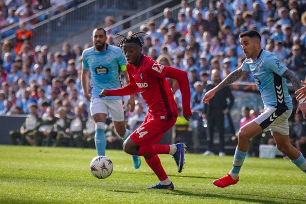 Spanien: Fussball UEFA Europa-League 2025 - 2026, Viertelfinale (Rückspiel) - Celta Vigo vs SC Freiburg - Balaidos (Vigo): Johan Manzambi (SC Freiburg, 44) am Ball Copyright: xJOERANxSTEINSIEKx