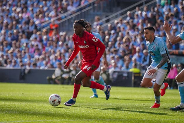 Spanien: Fussball UEFA Europa-League 2025 - 2026, Viertelfinale (Rückspiel) - Celta Vigo vs SC Freiburg - Balaidos (Vigo): Johan Manzambi (SC Freiburg, 44) am Ball Copyright: xJOERANxSTEINSIEKx