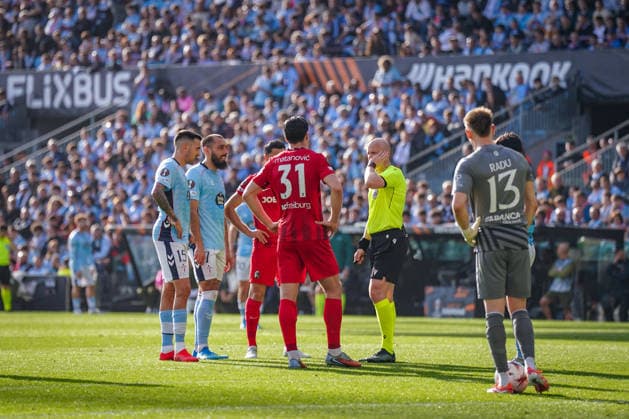 Spanien: Fussball UEFA Europa-League 2025 - 2026, Viertelfinale (Rückspiel) - Celta Vigo vs SC Freiburg - Balaidos (Vigo): Schiedsrichter Anthony Taylor verkündet VAR Entscheidung - Tor und Torjubel zum 1:0 durch Igor Matanovic (SC Freiburg, 31) Freude, Emotionen, Jubel Copyright: xJOERANxSTEINSIEKx