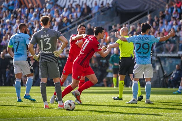 Spanien: Fussball UEFA Europa-League 2025 - 2026, Viertelfinale (Rückspiel) - Celta Vigo vs SC Freiburg - Balaidos (Vigo): Schiedsrichter Anthony Taylor verkündet VAR Entscheidung - Tor und Torjubel zum 1:0 durch Igor Matanovic (SC Freiburg, 31) Freude, Emotionen, Jubel mit Vincenzo Grifo (SC Freiburg, 32) Copyright: xJOERANxSTEINSIEKx