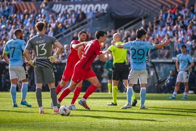 Spanien: Fussball UEFA Europa-League 2025 - 2026, Viertelfinale (Rückspiel) - Celta Vigo vs SC Freiburg - Balaidos (Vigo): Schiedsrichter Anthony Taylor verkündet VAR Entscheidung - Tor und Torjubel zum 1:0 durch Igor Matanovic (SC Freiburg, 31) Freude, Emotionen, Jubel mit Vincenzo Grifo (SC Freiburg, 32) Copyright: xJOERANxSTEINSIEKx
