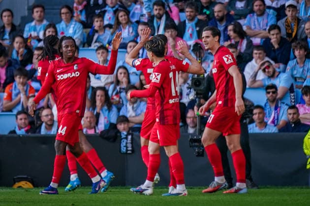 Spanien: Fussball UEFA Europa-League 2025 - 2026, Viertelfinale (Rückspiel) - Celta Vigo vs SC Freiburg - Balaidos (Vigo): Schiedsrichter Anthony Taylor verkündet VAR Entscheidung - Tor und Torjubel zum 1:0 durch Igor Matanovic (SC Freiburg, 31) Freude, Emotionen, Jubel mit Vincenzo Grifo (SC Freiburg, 32) Copyright: xJOERANxSTEINSIEKx