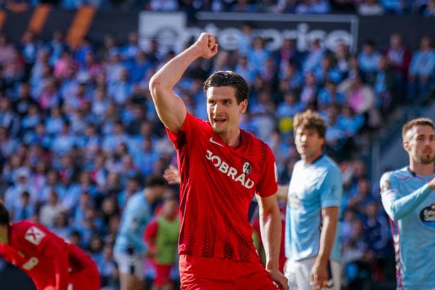 Spanien: Fussball UEFA Europa-League 2025 - 2026, Viertelfinale (Rückspiel) - Celta Vigo vs SC Freiburg - Balaidos (Vigo): Schiedsrichter Anthony Taylor verkündet VAR Entscheidung - Tor und Torjubel zum 1:0 durch Igor Matanovic (SC Freiburg, 31) Freude, Emotionen, Jubel mit Vincenzo Grifo (SC Freiburg, 32) Copyright: xJOERANxSTEINSIEKx