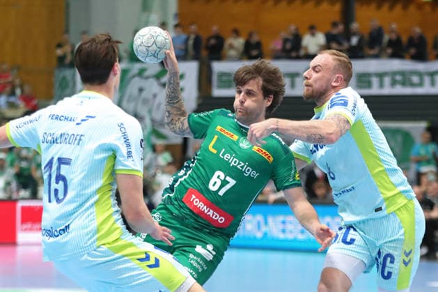 Handball DAIKIN HBL, SC DHfK Leipzig - VfL Gummersbach; 16.04.2026 Dean Bombac (67, SC DHfK Leipzig) wird von Lukas Blohme (8, VfL Gummersbach) bedrängt. Handball, DAIKIN HBL, 1. Bundesliga, Saison 2025 2026, 21. Spieltag (Nachholer): SC DHfK Leipzig vs. VfL Gummersbach am 16.04.2026 in der Quarterback Immobilien Arena Leipzig. Copyright: xBEAUTIFULxSPORTS JanxKaeferx