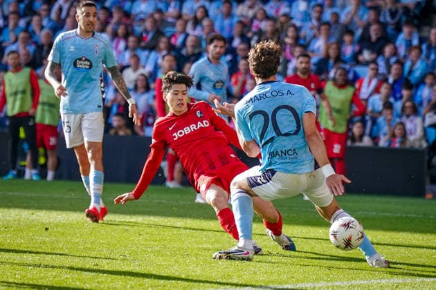 Spanien: Fussball UEFA Europa-League 2025 - 2026, Viertelfinale (Rückspiel) - Celta Vigo vs SC Freiburg - Balaidos (Vigo): Tor und Torschuss zum 2:0 durch Yuito Suzuki (SC Freiburg, 14) Freude, Emotionen, Jubel Copyright: xJOERANxSTEINSIEKx