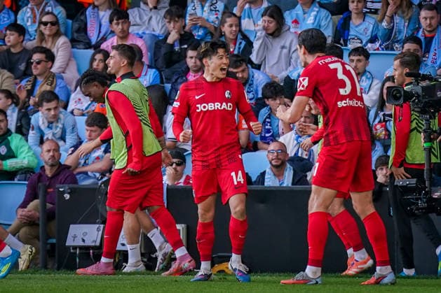 Spanien: Fussball UEFA Europa-League 2025 - 2026, Viertelfinale (Rückspiel) - Celta Vigo vs SC Freiburg - Balaidos (Vigo): Tor und Torjubel zum 2:0 durch Yuito Suzuki (SC Freiburg, 14) Freude, Emotionen, Jubel Copyright: xJOERANxSTEINSIEKx