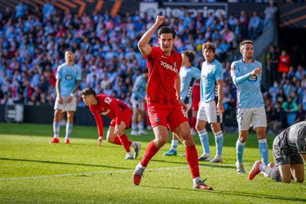Spanien: Fussball UEFA Europa-League 2025 - 2026, Viertelfinale (Rückspiel) - Celta Vigo vs SC Freiburg - Balaidos (Vigo): Schiedsrichter Anthony Taylor verkündet VAR Entscheidung - Tor und Torjubel zum 1:0 durch Igor Matanovic (SC Freiburg, 31) Freude, Emotionen, Jubel mit Vincenzo Grifo (SC Freiburg, 32) Copyright: xJOERANxSTEINSIEKx