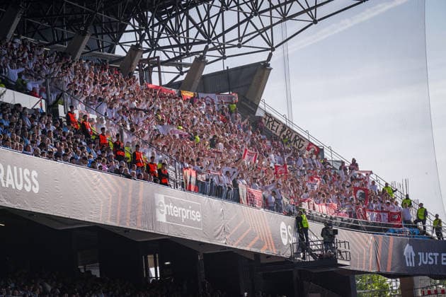 Spanien: Fussball UEFA Europa-League 2025 - 2026, Viertelfinale (Rückspiel) - Celta Vigo vs SC Freiburg - Balaidos (Vigo): Zuschauer, Fans, Tribüne, Fahne, Transparent, Spruchband, Freude, Emotionen, Jubel Copyright: xJOERANxSTEINSIEKx