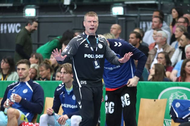 Handball DAIKIN HBL, SC DHfK Leipzig - VfL Gummersbach; 16.04.2026 Trainer Gudjon Valur Sigurdsson (VfL Gummersbach). Handball, DAIKIN HBL, 1. Bundesliga, Saison 2025 2026, 21. Spieltag (Nachholer): SC DHfK Leipzig vs. VfL Gummersbach am 16.04.2026 in der Quarterback Immobilien Arena Leipzig. Copyright: xBEAUTIFULxSPORTS JanxKaeferx