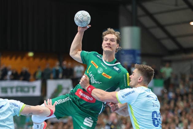 Handball DAIKIN HBL, SC DHfK Leipzig - VfL Gummersbach; 16.04.2026 Blaer Hinriksson (44, SC DHfK Leipzig) in der Luft, Stepan Zeman (66, VfL Gummersbach) verteidigt. Handball, DAIKIN HBL, 1. Bundesliga, Saison 2025 2026, 21. Spieltag (Nachholer): SC DHfK Leipzig vs. VfL Gummersbach am 16.04.2026 in der Quarterback Immobilien Arena Leipzig. Copyright: xBEAUTIFULxSPORTS JanxKaeferx