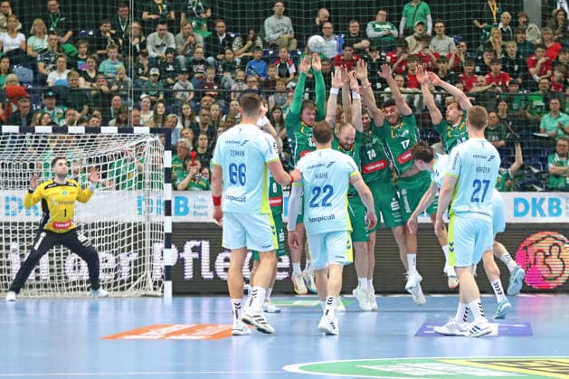 Handball DAIKIN HBL, SC DHfK Leipzig - VfL Gummersbach; 16.04.2026 Freiwurf gegen die gesamte Abwehr-Mauer der Leipziger. Handball, DAIKIN HBL, 1. Bundesliga, Saison 2025 2026, 21. Spieltag (Nachholer): SC DHfK Leipzig vs. VfL Gummersbach am 16.04.2026 in der Quarterback Immobilien Arena Leipzig. Copyright: xBEAUTIFULxSPORTS JanxKaeferx