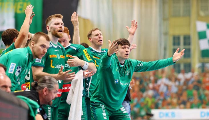 DHfK Leipzig - Gummersbach Handball Bundesliga Leipzig, 16.04.2026, ARENA Leipzig, Spieltag 21,Handball Bundesliga , SC DHFK Leipzig vs. VfL Gummersbach , Leipzigs Bank reklamiert. Im Bild re.: Matej Klima (13, Leipzig) ,