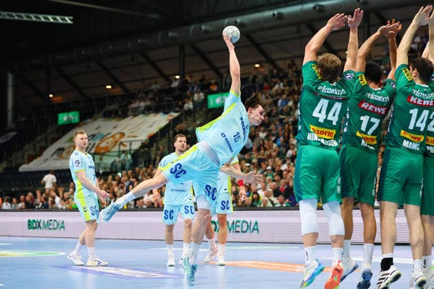 DHfK Leipzig - Gummersbach Handball Bundesliga Leipzig, 16.04.2026, ARENA Leipzig, Spieltag 21,Handball Bundesliga , SC DHFK Leipzig vs. VfL Gummersbach , Im Bild v.l.: Miro Schluroff (15, Gummersbach) gegen leipzigs Mauer ,