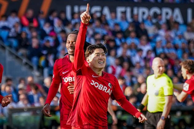 Spanien: Fussball UEFA Europa-League 2025 - 2026, Viertelfinale (Rückspiel) - Celta Vigo vs SC Freiburg - Balaidos (Vigo): Tor und Torjubel zum 0:3 durch Yuito Suzuki (SC Freiburg, 14) Freude, Emotionen, Jubel Copyright: xJOERANxSTEINSIEKx