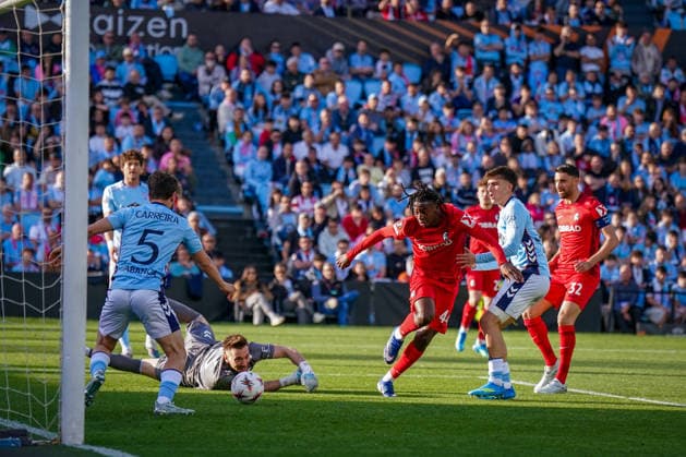 Spanien: Fussball UEFA Europa-League 2025 - 2026, Viertelfinale (Rückspiel) - Celta Vigo vs SC Freiburg - Balaidos (Vigo): Johan Manzambi (SC Freiburg, 44) Ionut Radu (Celta Vigo, 13) *** Spain Football UEFA Europa League 2025 2026, quarter-final second leg Celta Vigo vs SC Freiburg Balaidos Vigo Johan Manzambi SC Freiburg, 44 Ionut Radu Celta Vigo, 13 Copyright: xJOERANxSTEINSIEKx