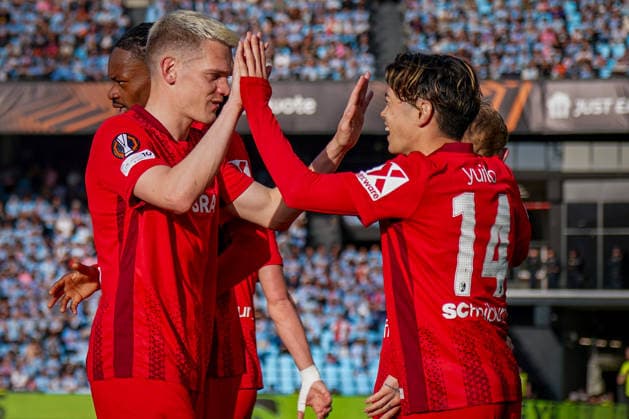Spanien: Fussball UEFA Europa-League 2025 - 2026, Viertelfinale (Rückspiel) - Celta Vigo vs SC Freiburg - Balaidos (Vigo): Tor und Torjubel zum 0:3 durch Yuito Suzuki (SC Freiburg, 14) Freude, Emotionen, Jubel mit Matthias Ginter (SC Freiburg, 28) Copyright: xJOERANxSTEINSIEKx