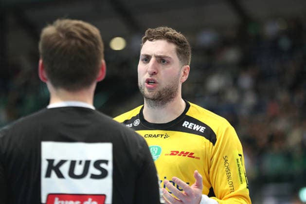 Handball DAIKIN HBL, SC DHfK Leipzig - VfL Gummersbach; 16.04.2026 Torwart Domenico Ebner (1, SC DHfK Leipzig) in Diskussion mit dem Schiedsrichter. Handball, DAIKIN HBL, 1. Bundesliga, Saison 2025 2026, 21. Spieltag (Nachholer): SC DHfK Leipzig vs. VfL Gummersbach am 16.04.2026 in der Quarterback Immobilien Arena Leipzig. Copyright: xBEAUTIFULxSPORTS JanxKaeferx