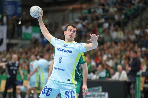 Handball DAIKIN HBL, SC DHfK Leipzig - VfL Gummersbach; 16.04.2026 Milos Vujovic (6, VfL Gummersbach) wirft einen Siebenmeter. Handball, DAIKIN HBL, 1. Bundesliga, Saison 2025 2026, 21. Spieltag (Nachholer): SC DHfK Leipzig vs. VfL Gummersbach am 16.04.2026 in der Quarterback Immobilien Arena Leipzig. Copyright: xBEAUTIFULxSPORTS JanxKaeferx