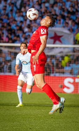 Spanien: Fussball UEFA Europa-League 2025 - 2026, Viertelfinale (Rückspiel) - Celta Vigo vs SC Freiburg - Balaidos (Vigo): Derry Scherhant (SC Freiburg, 07) am Ball Freisteller Copyright: xJOERANxSTEINSIEKx