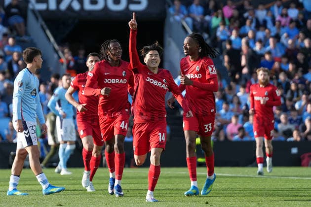 Spanien, Fussball, UEFA Europa League, Viertelfinale, Rückspiel, 2025 2026, RC Celta de Vigo vs. SC Freiburg, 16.04.2026, Estadio Balaidos, Vigo, Johan Manzambi (SC Freiburg, 44), Yuito Suzuki (SC Freiburg, 14), Jordy Makengo (SC Freiburg, 33) Torjubel, Emotionen, Torschuss, Abschluss, Torerfolg, Tor, Treffer Vigo Estadio Balaidos Galicien, Pontevedra Spanien Copyright: xArnexAmbergx