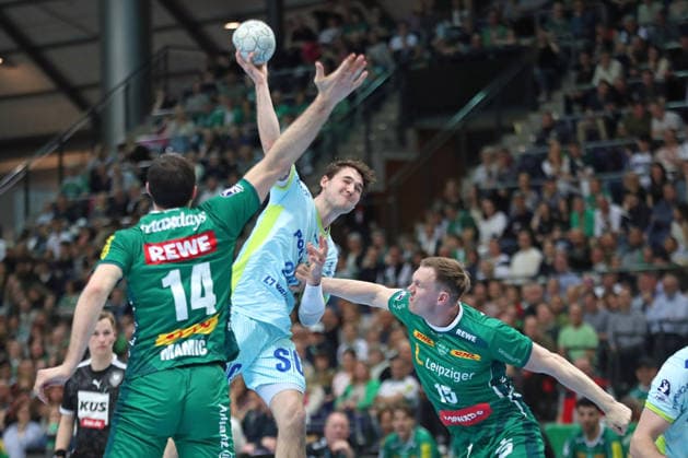 Handball DAIKIN HBL, SC DHfK Leipzig - VfL Gummersbach; 16.04.2026 Ludvig Hallbäck (20, VfL Gummersbach) steigt zum Wurf hoch. Handball, DAIKIN HBL, 1. Bundesliga, Saison 2025 2026, 21. Spieltag (Nachholer): SC DHfK Leipzig vs. VfL Gummersbach am 16.04.2026 in der Quarterback Immobilien Arena Leipzig. Copyright: xBEAUTIFULxSPORTS JanxKaeferx