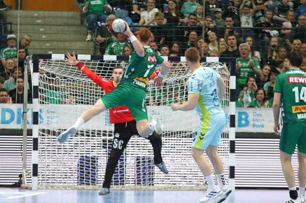 Handball DAIKIN HBL, SC DHfK Leipzig - VfL Gummersbach; 16.04.2026 Torwart Dominik Kuzmanovic (1, VfL Gummersbach) erwartet den Wurf von Tomas Piroch (7, SC DHfK Leipzig). Handball, DAIKIN HBL, 1. Bundesliga, Saison 2025 2026, 21. Spieltag (Nachholer): SC DHfK Leipzig vs. VfL Gummersbach am 16.04.2026 in der Quarterback Immobilien Arena Leipzig. Copyright: xBEAUTIFULxSPORTS JanxKaeferx