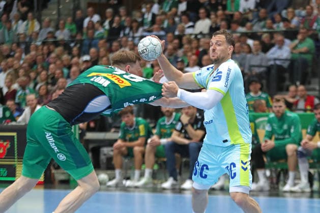 Handball DAIKIN HBL, SC DHfK Leipzig - VfL Gummersbach; 16.04.2026 Kentin Mahe (22, VfL Gummersbach) hat das Trikot seines Gegners im Griff. Handball, DAIKIN HBL, 1. Bundesliga, Saison 2025 2026, 21. Spieltag (Nachholer): SC DHfK Leipzig vs. VfL Gummersbach am 16.04.2026 in der Quarterback Immobilien Arena Leipzig. Copyright: xBEAUTIFULxSPORTS JanxKaeferx