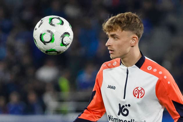 Nikolas Veratschnig (1. FSV Mainz, 22) beim Aufwärmen vor Spielbeginn , Frankreich, Fussball, UEFA Conference League, Viertelfinale, 2025 2026, Racing Straßburg vs. 1. FSV Mainz, 16.04.2026, Straßburg Stade de La Meinau Frankreich *** Nikolas Veratschnig 1 FSV Mainz, 22 warming up before the start of the match , France, Football, UEFA Conference League, Quarter-final, 2025 2026, Racing Strasbourg vs 1 FSV Mainz, 16 04 2026, Strasbourg Stade de La Meinau France Copyright: xGrantxHubbsx