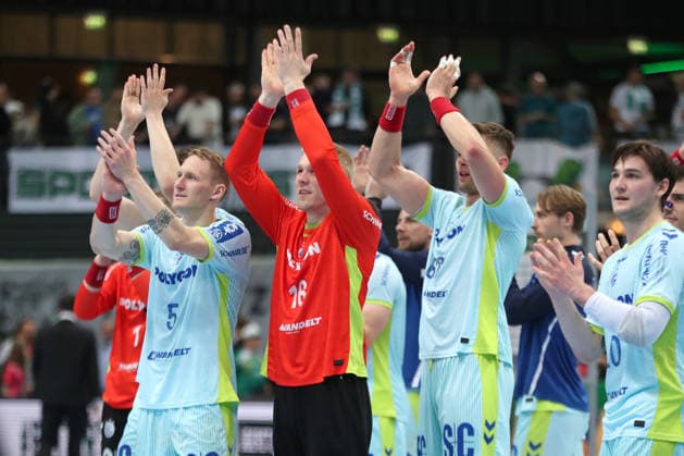 Handball DAIKIN HBL, SC DHfK Leipzig - VfL Gummersbach; 16.04.2026 Tilen Kodrin (5, VfL Gummersbach), Torwart Bertram Obling (16, VfL Gummersbach) und ihr Team applaudieren den mitgereisten Fans und feiern den Sieg. Handball, DAIKIN HBL, 1. Bundesliga, Saison 2025 2026, 21. Spieltag (Nachholer): SC DHfK Leipzig vs. VfL Gummersbach am 16.04.2026 in der Quarterback Immobilien Arena Leipzig. Copyright: xBEAUTIFULxSPORTS JanxKaeferx