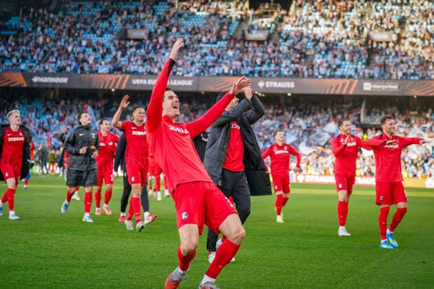 Spanien: Fussball UEFA Europa-League 2025 - 2026, Viertelfinale (Rückspiel) - Celta Vigo vs SC Freiburg - Balaidos (Vigo): Freude, Emotionen, Jubel Igor Matanovic (SC Freiburg, 31) und Team nach Abpfiff und dem Einzug ins Halbfinale Copyright: xJOERANxSTEINSIEKx