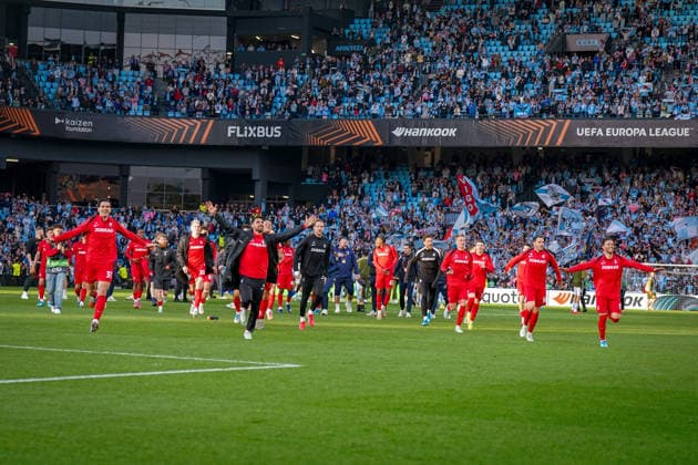 Spanien: Fussball UEFA Europa-League 2025 - 2026, Viertelfinale (Rückspiel) - Celta Vigo vs SC Freiburg - Balaidos (Vigo): Freude, Emotionen, Jubel beim Freiburger Team nach Abpfiff und dem Einzug ins Halbfinale Copyright: xJOERANxSTEINSIEKx
