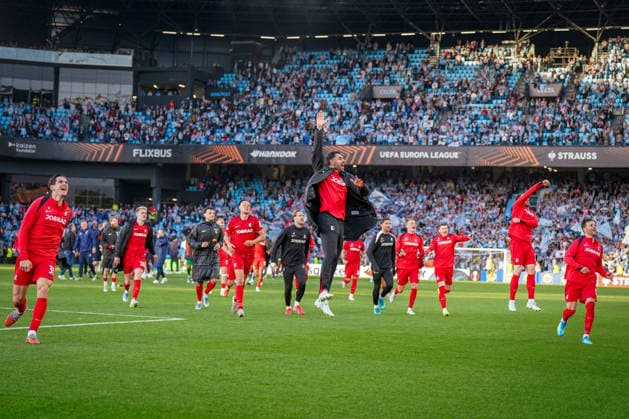 Spanien: Fussball UEFA Europa-League 2025 - 2026, Viertelfinale (Rückspiel) - Celta Vigo vs SC Freiburg - Balaidos (Vigo): Freude, Emotionen, Jubel beim Freiburger Team nach Abpfiff und dem Einzug ins Halbfinale Vincenzo Grifo (SC Freiburg, 32) Igor Matanovic (SC Freiburg, 31) Copyright: xJOERANxSTEINSIEKx
