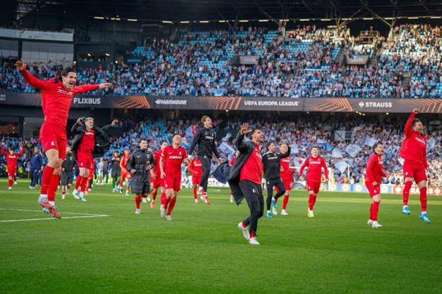 Spanien: Fussball UEFA Europa-League 2025 - 2026, Viertelfinale (Rückspiel) - Celta Vigo vs SC Freiburg - Balaidos (Vigo): Freude, Emotionen, Jubel Igor Matanovic (SC Freiburg, 31) und Team nach Abpfiff und dem Einzug ins Halbfinale Vincenzo Grifo (SC Freiburg, 32) Maximilian Eggestein (SC Freiburg, 08) Lucas Höler Lucas Hoeler (SC Freiburg, 09) Matthias Ginter (SC Freiburg, 28) *** Spain Football UEFA Europa League 2025 2026, quarter-final second leg Celta Vigo vs SC Freiburg Balaidos Vigo Joy, emotions, jubilation Igor Matanovic SC Freiburg, 31 and team after the final whistle and entry into the semi-finals Vincenzo Grifo SC Freiburg, 32 Maximilian Eggestein SC Freiburg, 08 Lucas Höler Lucas Hoeler SC Freiburg, 09 Matthias Ginter SC Freiburg, 28 Copyright: xJOERANxSTEINSIEKx