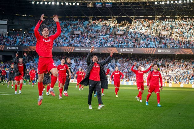 Spanien: Fussball UEFA Europa-League 2025 - 2026, Viertelfinale (Rückspiel) - Celta Vigo vs SC Freiburg - Balaidos (Vigo): Freude, Emotionen, Jubel beim Freiburger Team nach Abpfiff und dem Einzug ins Halbfinale Vincenzo Grifo (SC Freiburg, 32) Igor Matanovic (SC Freiburg, 31) Lucas Höler Lucas Hoeler (SC Freiburg, 09) Christian Günter Christian Guenter (SC Freiburg, 30) Copyright: xJOERANxSTEINSIEKx