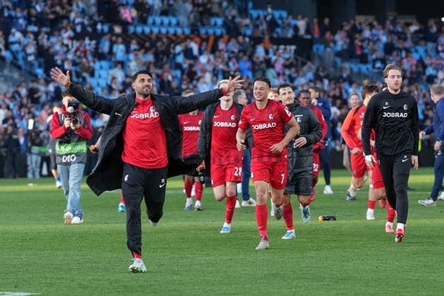 Spanien, Fussball, UEFA Europa League, Viertelfinale, Rückspiel, 2025 2026, RC Celta de Vigo vs. SC Freiburg, 16.04.2026, Estadio Balaidos, Vigo, Jubel, Emotionen, Die Mannschaft feiert den Einzug ins Halbfinale, Vincenzo Grifo (SC Freiburg, 32), Derry Scherhant (SC Freiburg, 07) Vigo Estadio Balaidos Galicien, Pontevedra Spanien Copyright: xArnexAmbergx