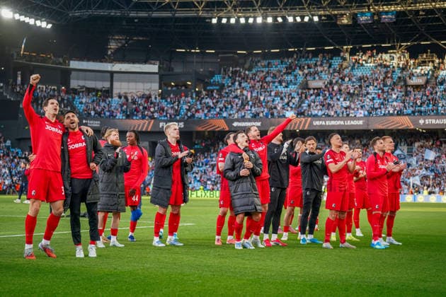 Spanien: Fussball UEFA Europa-League 2025 - 2026, Viertelfinale (Rückspiel) - Celta Vigo vs SC Freiburg - Balaidos (Vigo): Freude, Emotionen, Jubel beim Freiburger Team nach Abpfiff und dem Einzug ins Halbfinale Copyright: xJOERANxSTEINSIEKx