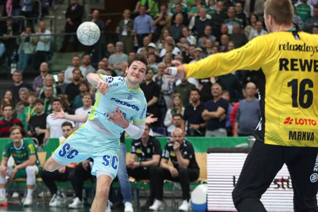 Handball DAIKIN HBL, SC DHfK Leipzig - VfL Gummersbach; 16.04.2026 Ludvig Hallbäck (20, VfL Gummersbach) wirft gegen Torwart Tomas Mrkva (16, SC DHfK Leipzig). Handball, DAIKIN HBL, 1. Bundesliga, Saison 2025 2026, 21. Spieltag (Nachholer): SC DHfK Leipzig vs. VfL Gummersbach am 16.04.2026 in der Quarterback Immobilien Arena Leipzig. Copyright: xBEAUTIFULxSPORTS JanxKaeferx