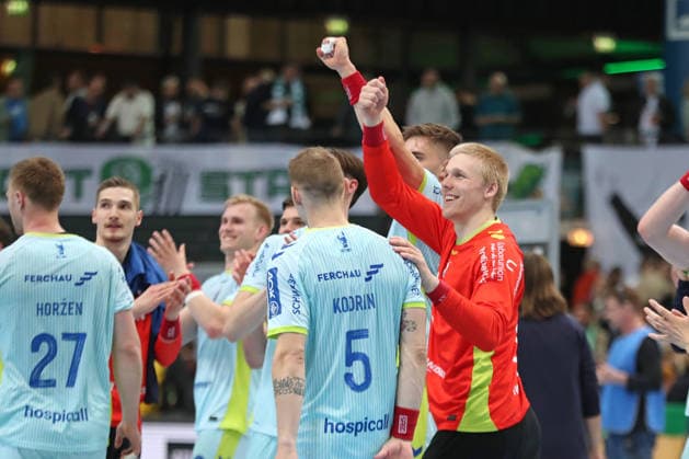 Handball DAIKIN HBL, SC DHfK Leipzig - VfL Gummersbach; 16.04.2026 Torwart Bertram Obling (16, VfL Gummersbach) mit der Siegerfaust Richtung eigener Fans. Handball, DAIKIN HBL, 1. Bundesliga, Saison 2025 2026, 21. Spieltag (Nachholer): SC DHfK Leipzig vs. VfL Gummersbach am 16.04.2026 in der Quarterback Immobilien Arena Leipzig. Copyright: xBEAUTIFULxSPORTS JanxKaeferx