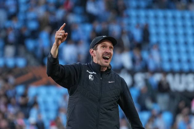 Spanien, Fussball, UEFA Europa League, Viertelfinale, Rückspiel, 2025 2026, RC Celta de Vigo vs. SC Freiburg, 16.04.2026, Estadio Balaidos, Vigo, Jubel, Emotionen, Die Mannschaft feiert den Einzug ins Halbfinale, Julian Schuster (SC Freiburg, Trainer) Vigo Estadio Balaidos Galicien, Pontevedra Spanien Copyright: xArnexAmbergx