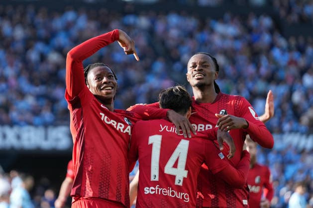 Spanien, Fussball, UEFA Europa League, Viertelfinale, Rückspiel, 2025 2026, RC Celta de Vigo vs. SC Freiburg, 16.04.2026, Estadio Balaidos, Vigo, Johan Manzambi (SC Freiburg, 44), Yuito Suzuki (SC Freiburg, 14), Jordy Makengo (SC Freiburg, 33) Torjubel, Emotionen, Torschuss, Abschluss, Torerfolg, Tor, Treffer Vigo Estadio Balaidos Galicien, Pontevedra Spanien Copyright: xArnexAmbergx