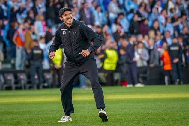 Spanien: Fussball UEFA Europa-League 2025 - 2026, Viertelfinale (Rückspiel) - Celta Vigo vs SC Freiburg - Balaidos (Vigo): Freude, Emotionen, Jubel beim Julian Schuster (SC Freiburg, Trainer) Geste, Gestik, Mimik, Gesichtsausdruck, Emotion Copyright: xJOERANxSTEINSIEKx