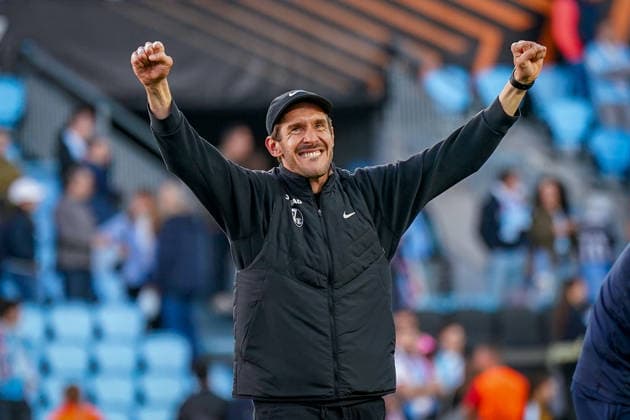 Spanien: Fussball UEFA Europa-League 2025 - 2026, Viertelfinale (Rückspiel) - Celta Vigo vs SC Freiburg - Balaidos (Vigo): Freude, Emotionen, Jubel beim Julian Schuster (SC Freiburg, Trainer) Geste, Gestik, Mimik, Gesichtsausdruck, Emotion Copyright: xJOERANxSTEINSIEKx