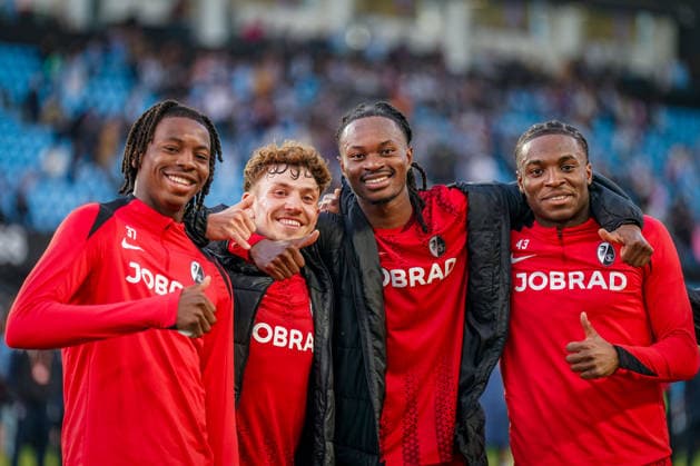 Spanien: Fussball UEFA Europa-League 2025 - 2026, Viertelfinale (Rückspiel) - Celta Vigo vs SC Freiburg - Balaidos (Vigo): Freude, Emotionen, Jubel, Geste, Gestik, Emotion Johan Manzambi (SC Freiburg, 44) Philipp Treu (SC Freiburg, 29) Jordy Makengo (SC Freiburg, 33) Bruno Ogbus (SC Freiburg, 43) Copyright: xJOERANxSTEINSIEKx