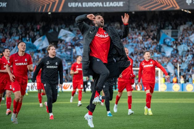 Players of Freiburg celebrating after game Vincenzo Grifo seen during UEFA Europa League quarterfinal game between teams of RC Celta de Vigo and SC Freiburg at Estadio de Balaidos (Marta Lopez Ball Raw Images PT) Vigo Estadio de Balaidos Spain Copyright: xMartaxLopezx ML_CELvSB-33